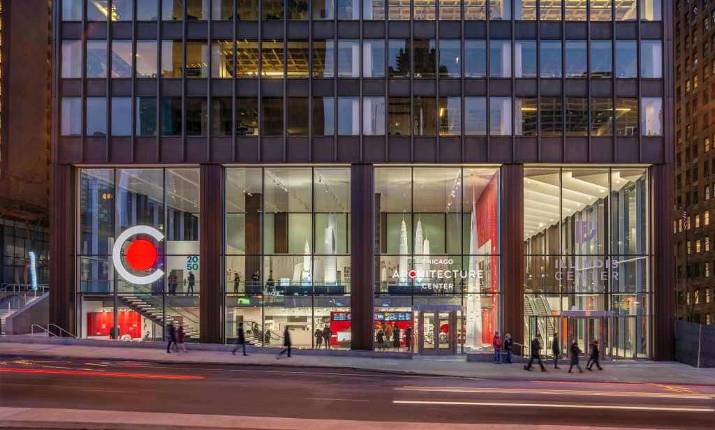 시카고 건축 센터의 외관은 내부에 건축 모형이 있는 커다란 유리창과 사람들이 지나다니는 모습을 보여줍니다.