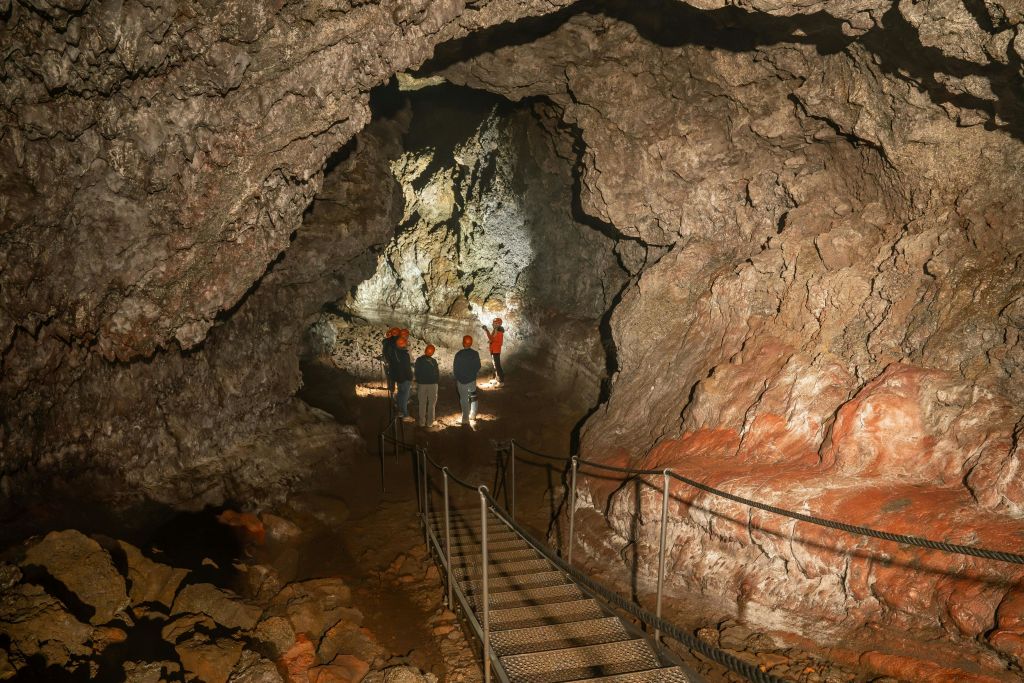 동굴의 몇 안 되는 계단 중 하나