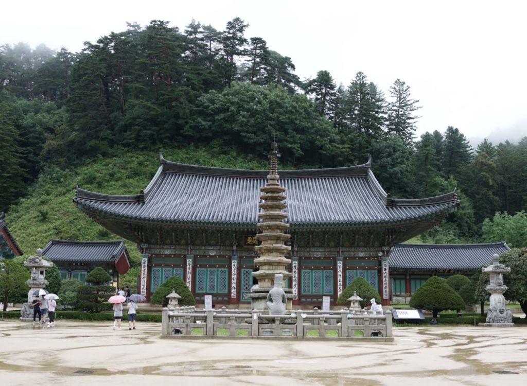 월정사의 팔각구층석탑과 석조보살좌상