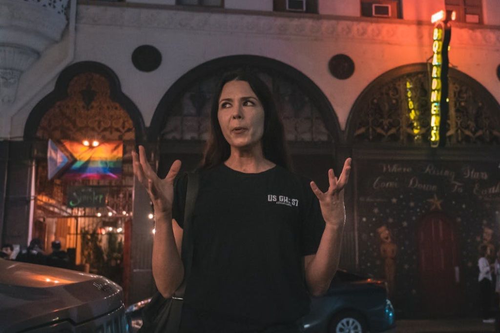 일행에게 이야기를 들려주며 손으로 표현하는 투어 가이드