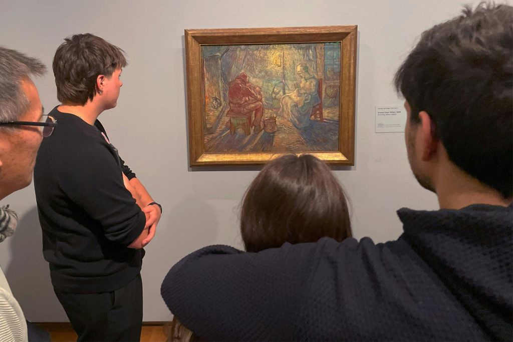 박물관에서 액자 그림을 관찰하는 세 사람. 이 그림은 선명한 색상으로 국내 장면을 묘사합니다.