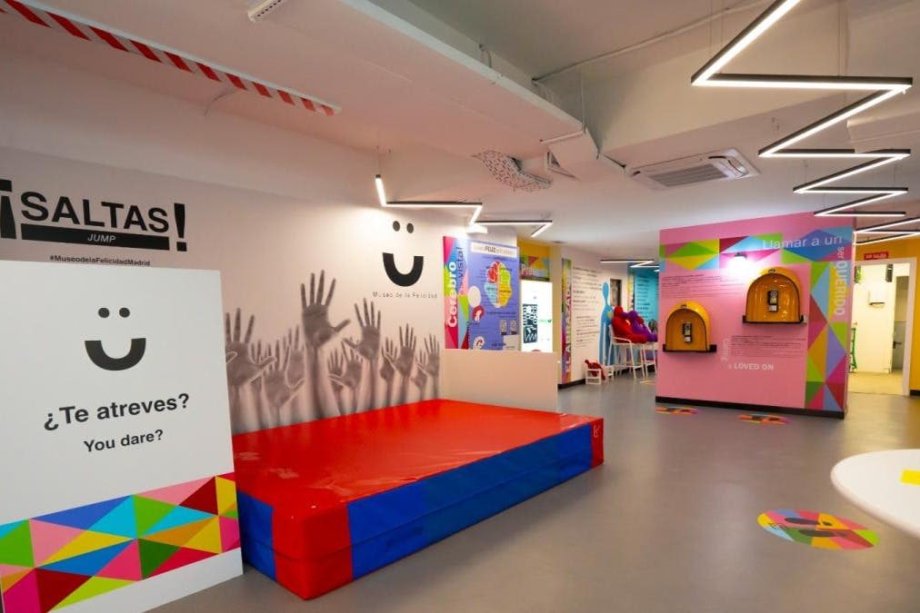 이 텍스트는 이미 영어로 되어 있으며 "들어가거나 들어오다" 라는 뜻입니다.