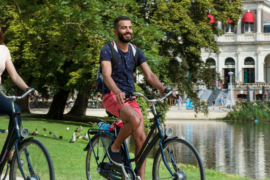 고객이 렌트한 자전거를 타고 있습니다.
