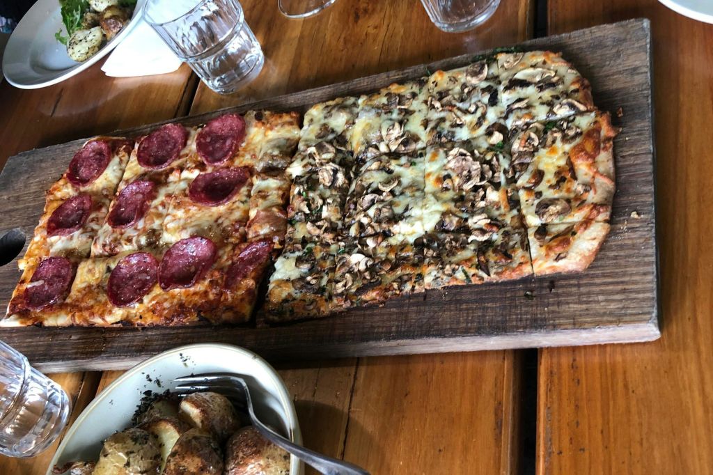 와이너리에서 점심 식사 공유