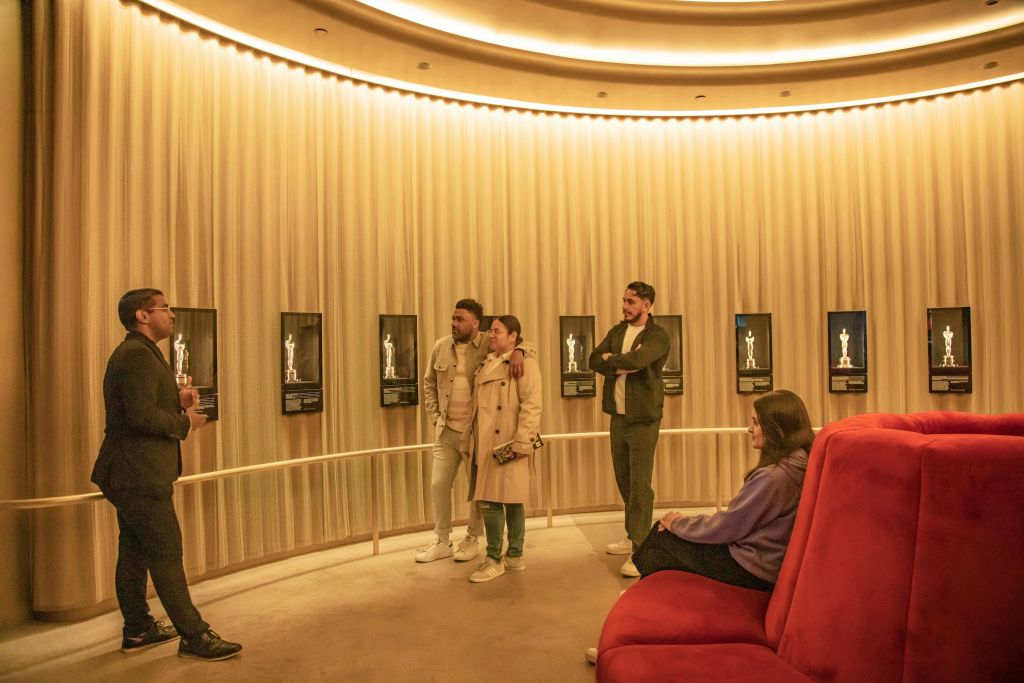 오스카 갤러리에서 투어를 받는 게스트.