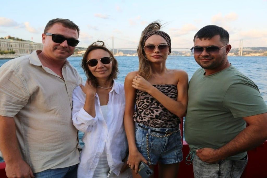 사랑스러운 고객들이 투어를 즐깁니다.