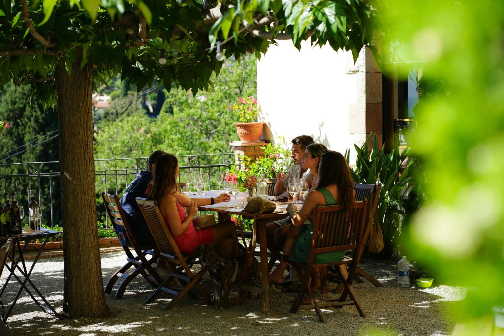 친구와 가족과 함께 와인 시음하며 추억 만들기