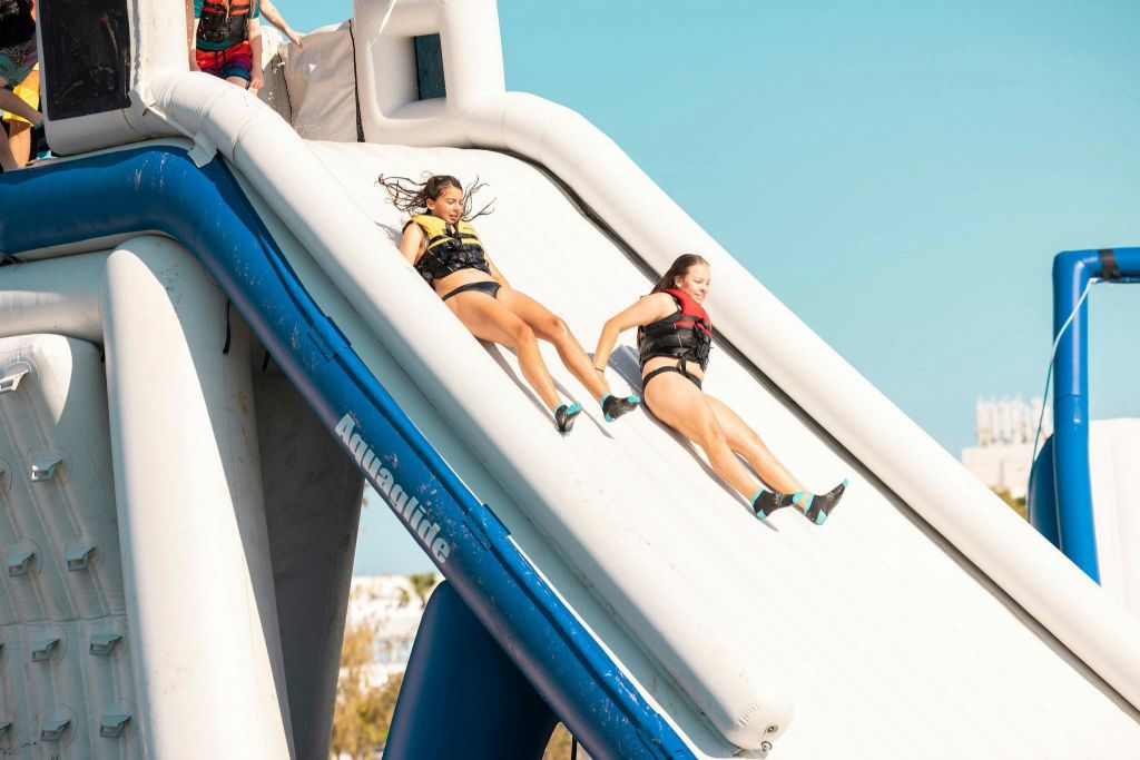 팽창식 슬라이드에 있는 2명의 소녀