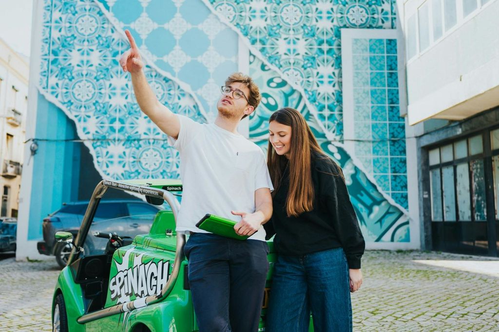 시금치 투어와 함께 리스본을 둘러보는 관광객들. 시금치 앱을 사용하여 차량이 이동하는 장소를 둘러보세요.