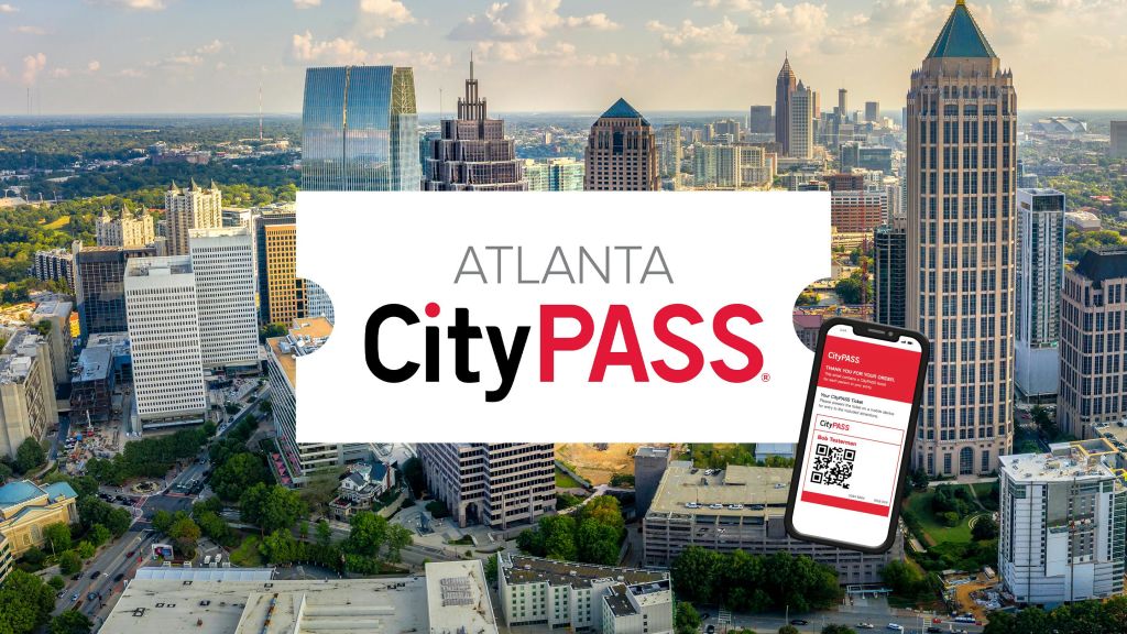 CityPASS 로고 오버레이와 디지털 CityPASS 티켓이 표시된 스마트폰이 있는 애틀랜타 스카이라인.