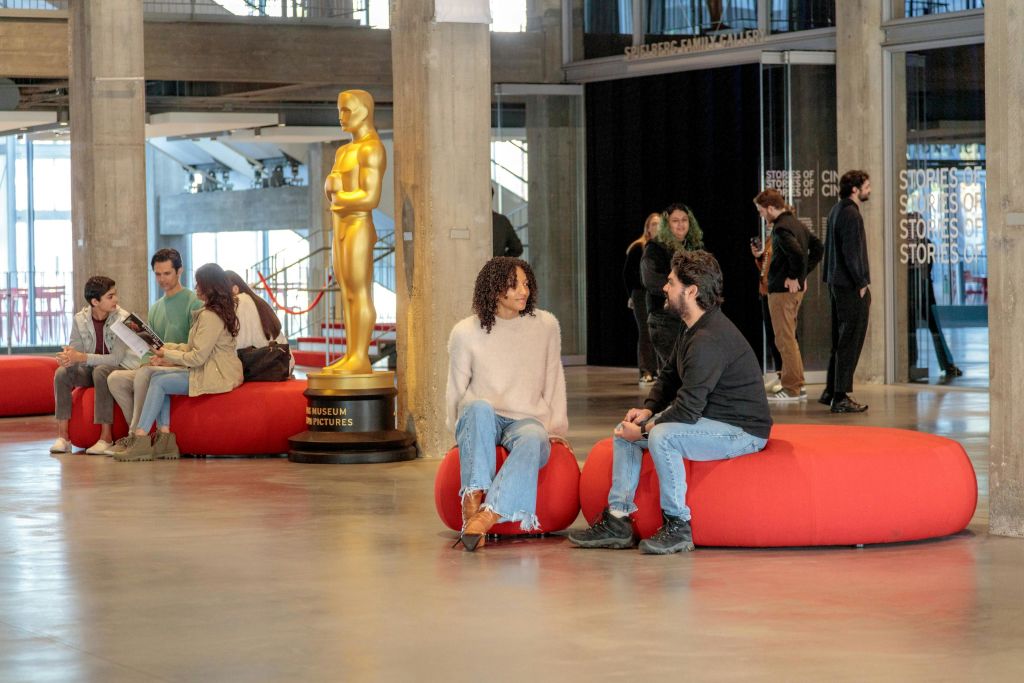 도서관에 게스트들이 모였습니다.