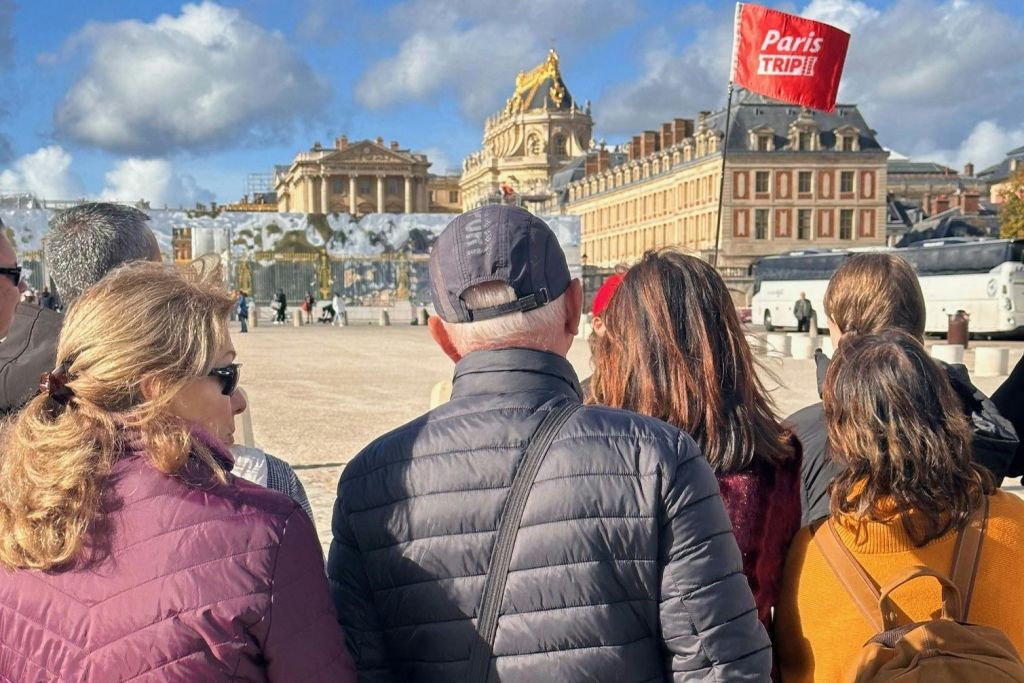 가이드가 빨간색 파리 트립 깃발을 들고 있음