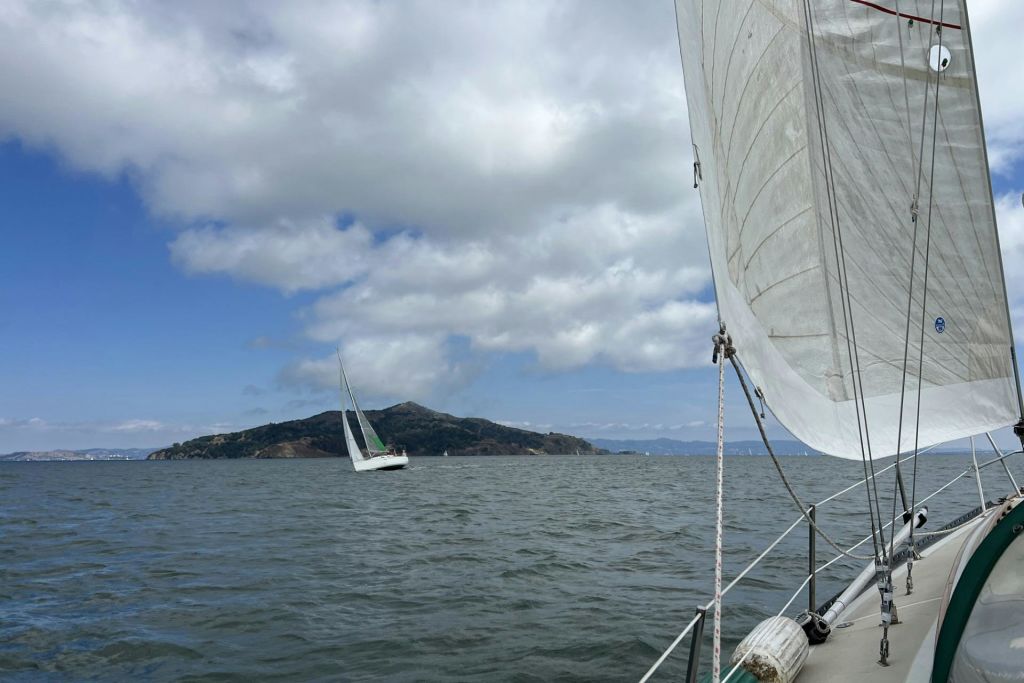 엔젤 아일랜드를 지나 항해하기