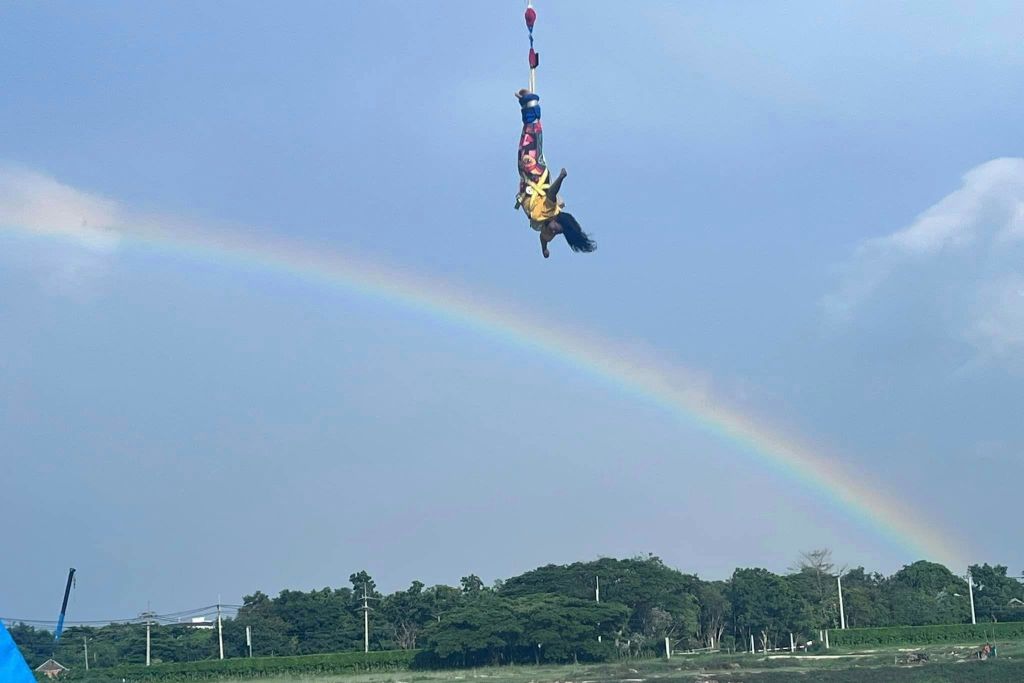 파타야 사누크 파크에서 즐기는 인간 슬링샷과 번지 점프