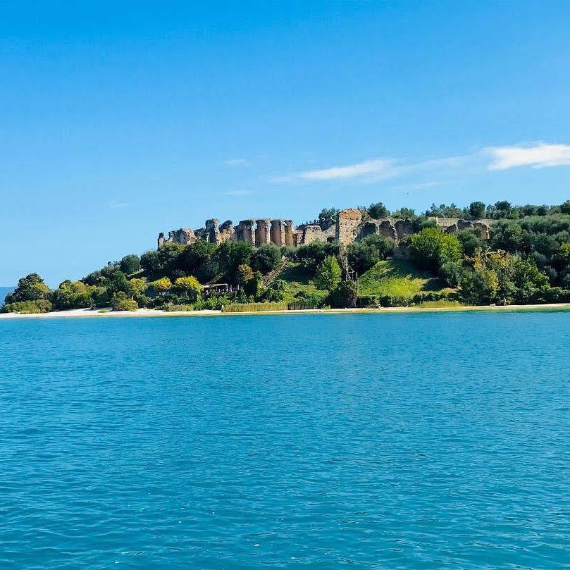 맑고 푸른 하늘 아래 잔잔한 물줄기를 바라보며 언덕 위 녹지로 둘러싸인 유서 깊은 석조 건축물.