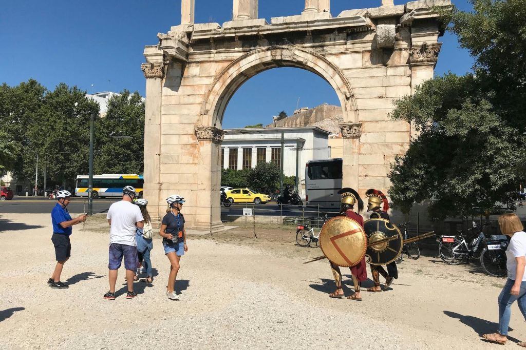 하드리아누스 궁전 아래 그리스 전사 재현자