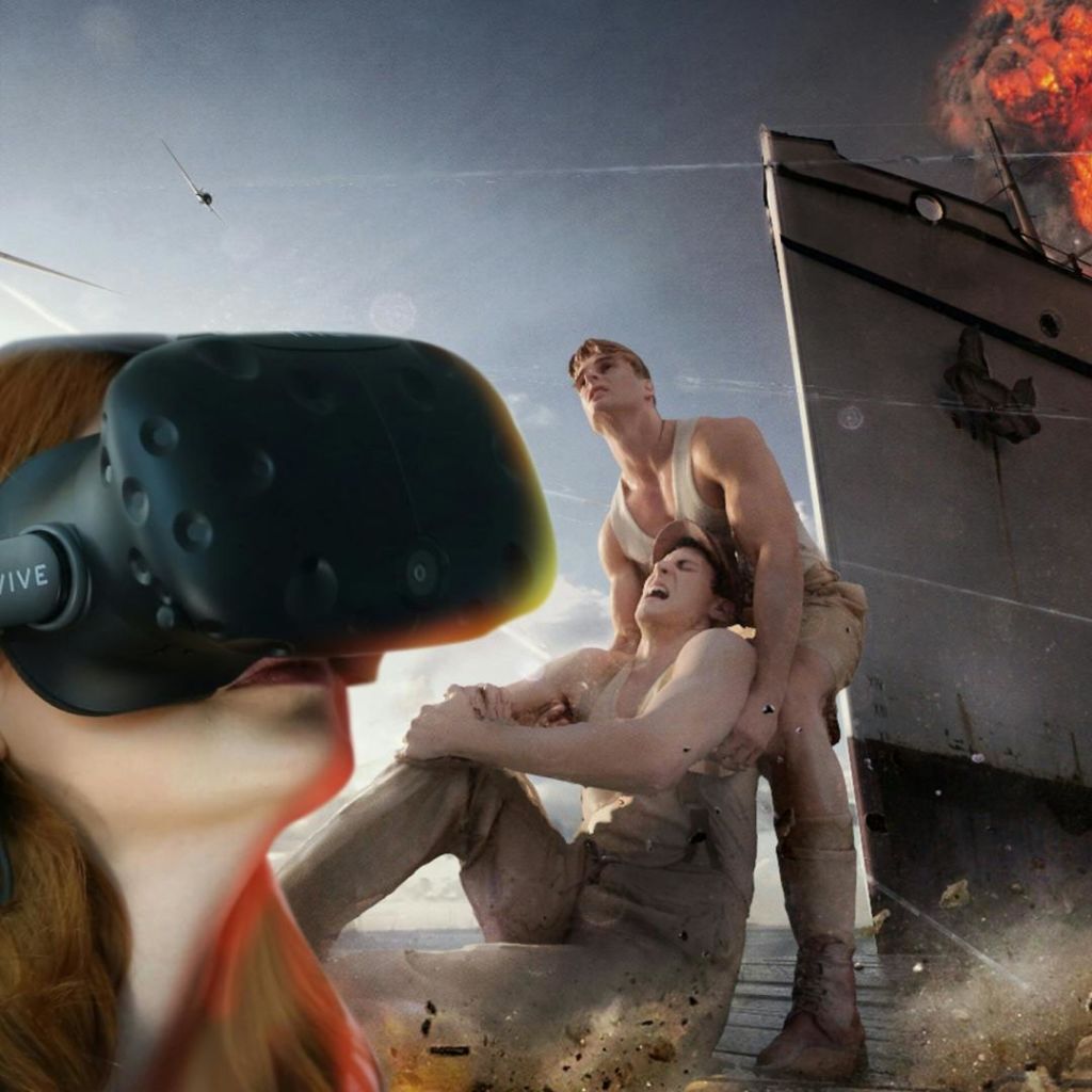 강렬한 해전 장면이 펼쳐지는 동안 한 사람이 VR 헤드셋을 착용하고 있으며, 불타는 배 옆에 군인들이 있습니다.