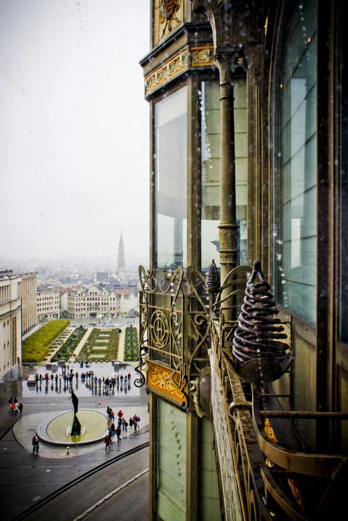 정원이 있는 도시 풍경이 한눈에 들어오고, 첨탑을 배경으로 정교한 연철 디테일이 우측에 펼쳐집니다.