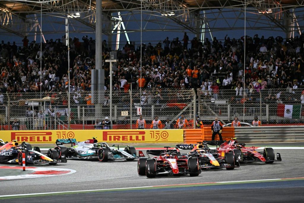 포뮬러 1 서로 경주하는 자동차