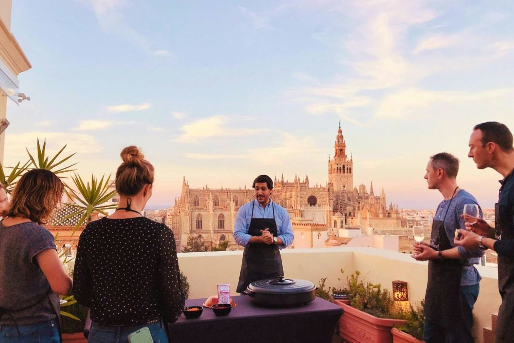 게스트는 시작 전에 안내에 귀를 기울입니다.