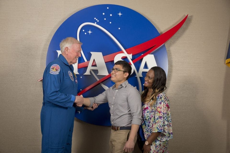 우주 비행사와 채팅하기