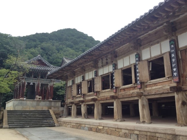 보제루. 1층 기둥 높이를 낮게 만들어 돌아 올라가면 대웅전을 만나게 배치했대요