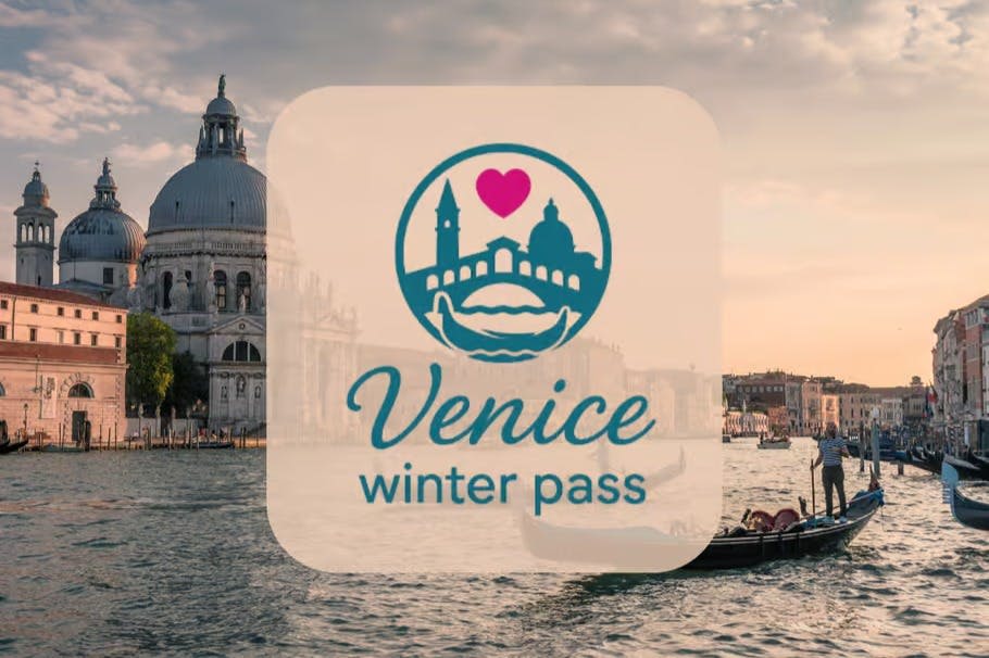베네치아 운하를 배경으로 한 "베네치아 겨울 패스" 의 아이콘으로, 일몰에 보트와 역사적인 건물이 있습니다.
