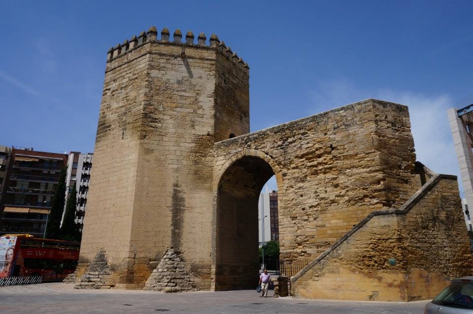 맑은 날 보이는 고대의 석탑과 계단이 있는 아치형 통로. 베이스의 작은 피규어는 눈금을 제공합니다.