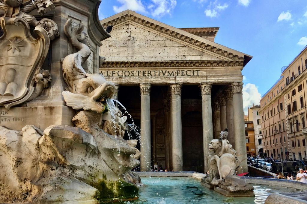 분수 뒤에서 보이는 정면