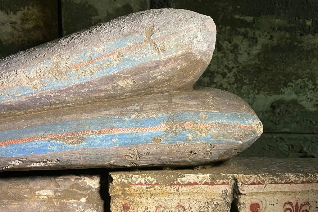 페인팅된 솔기가 있는 무덤 C의 쿠션