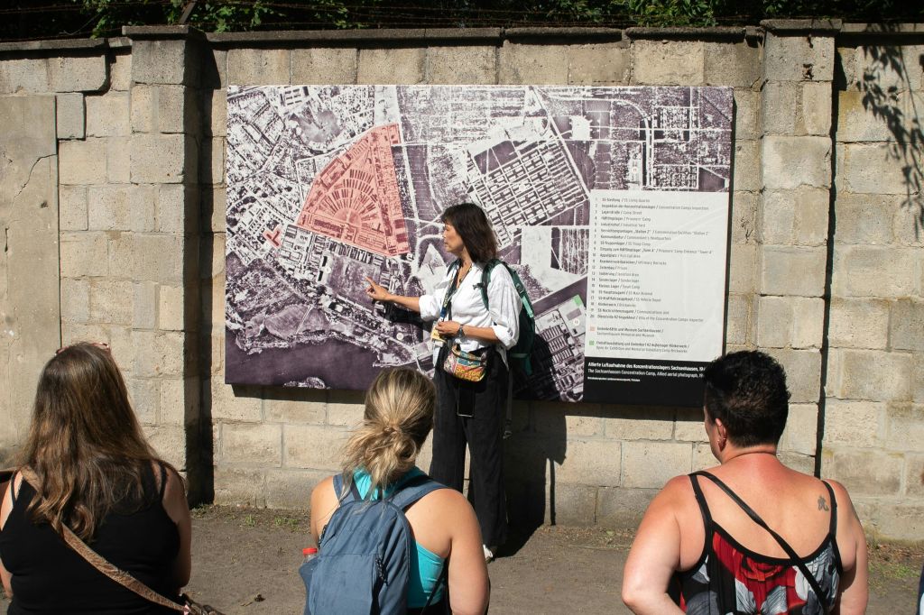 투어 가이드는 전체 캠프 시스템에 대한 프로토타입 계획을 설명합니다.