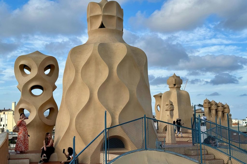 가우디의 상상력과 독특한 스타일을 보여주는 라 페드레라 옥상의 초현실적인 굴뚝 클로즈업