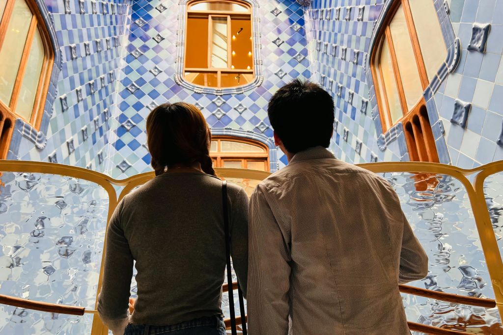 카사 바틀로의 타일 작업을 감상하는 방문객