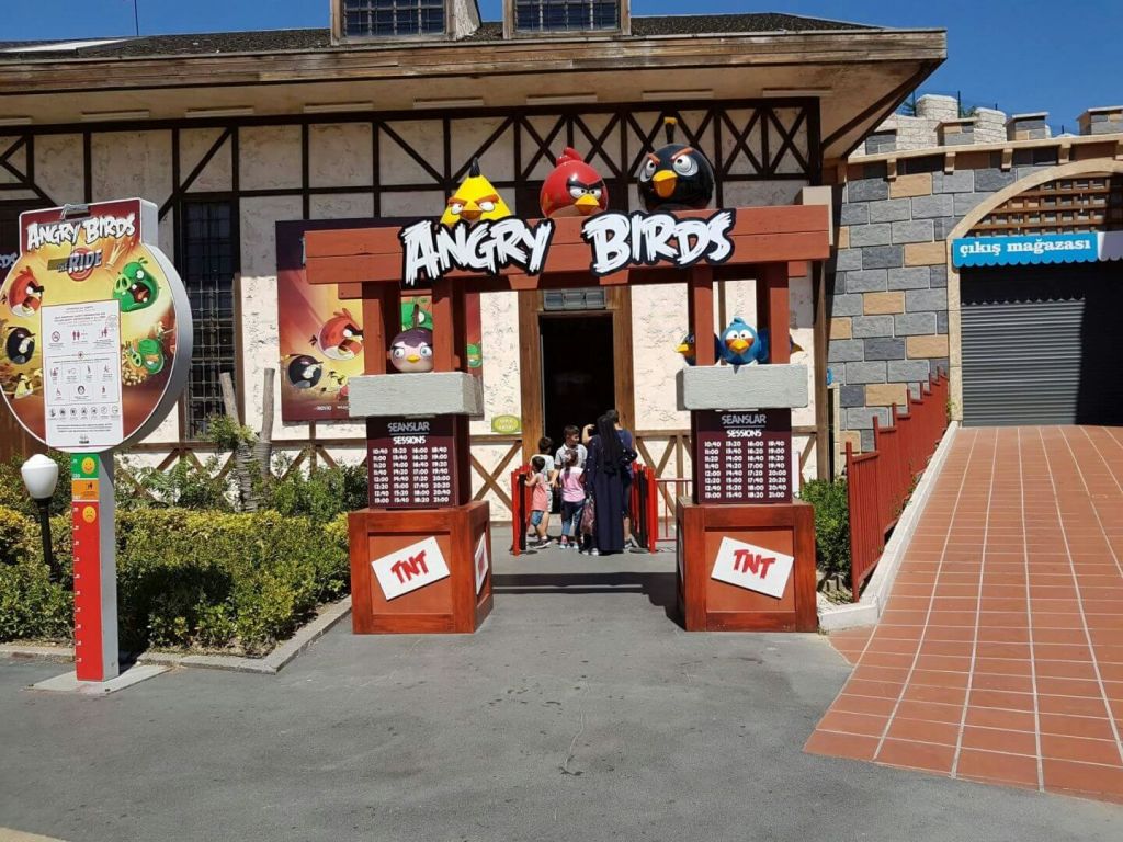 화려한 캐릭터 조각상과 사람들이 입장하는 앵그리버드 테마 어트랙션 입장.