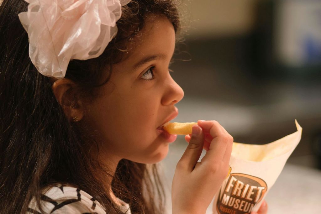 이중 조리된 감자튀김 시식