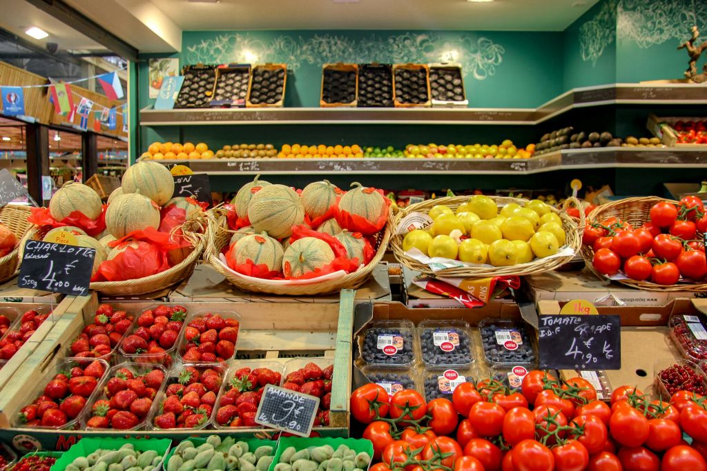 과일 및 채소 판매대