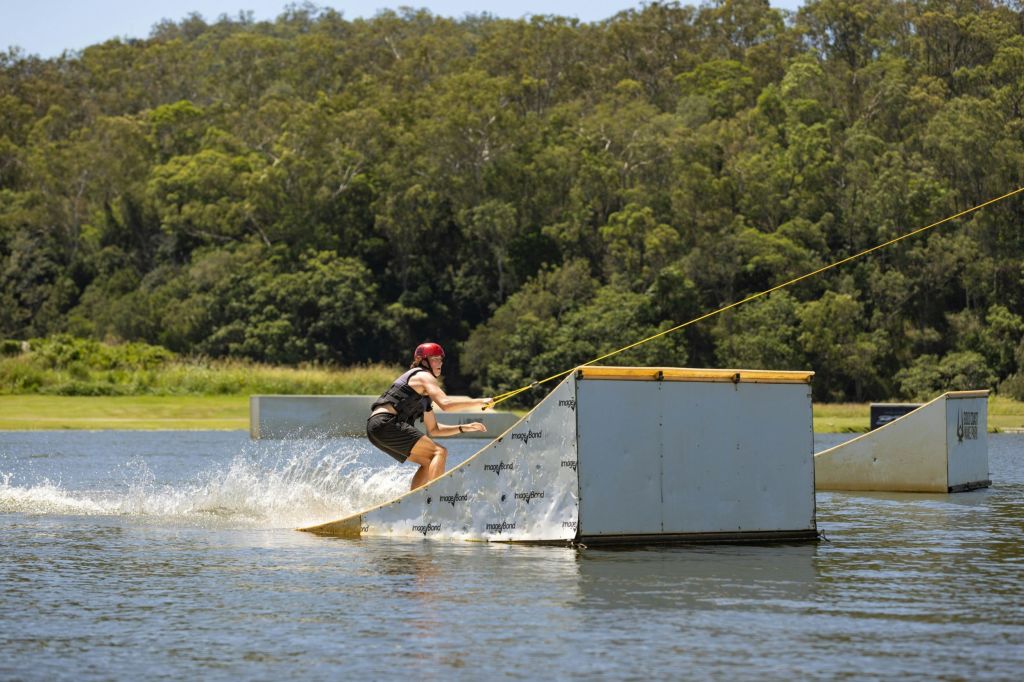 공원에서 즐기는 웨이크보드