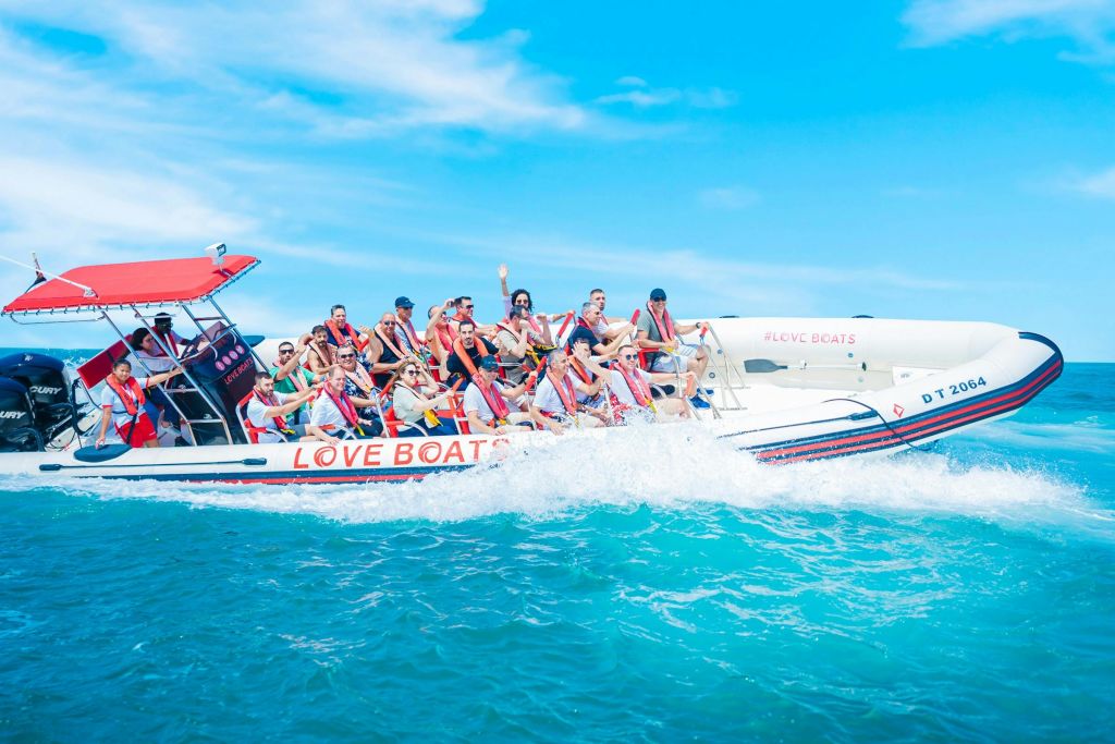 이 사진은 투어 중 방문하고 경험하게 될 관광명소를 보여줍니다.