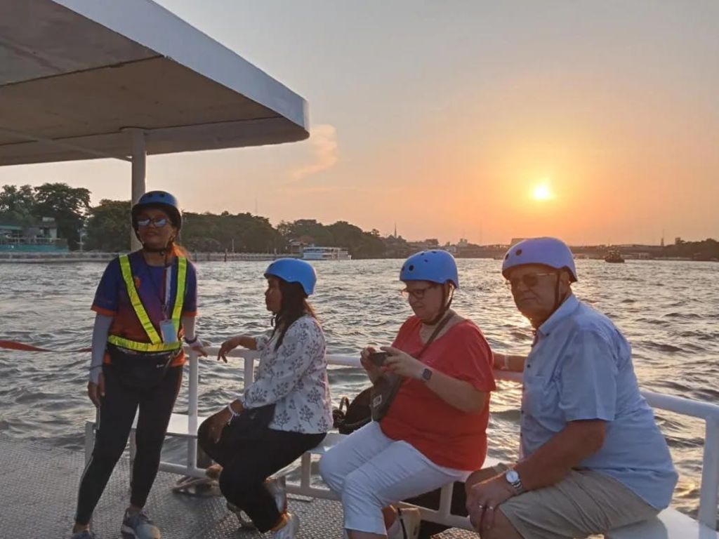 현지 페리로 차오프라야 강 건너기