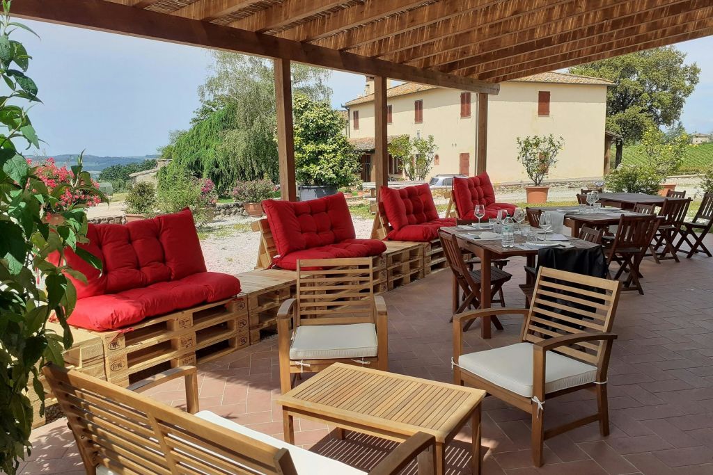 야외 파티오에서 즐기는 테이스팅