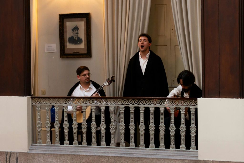 웅장한 팔라세테의 내부 발코니에서 공연