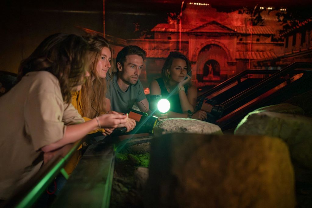 스마트 손전등을 사용하여 스토리를 활성화하세요