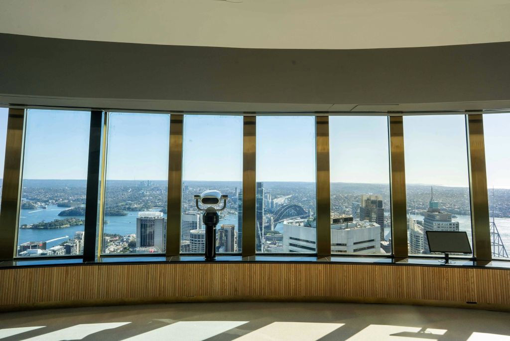 전망대에 동전으로 작동하는 쌍안경으로 커다란 창문을 통해 도시 풍경을 감상할 수 있습니다.