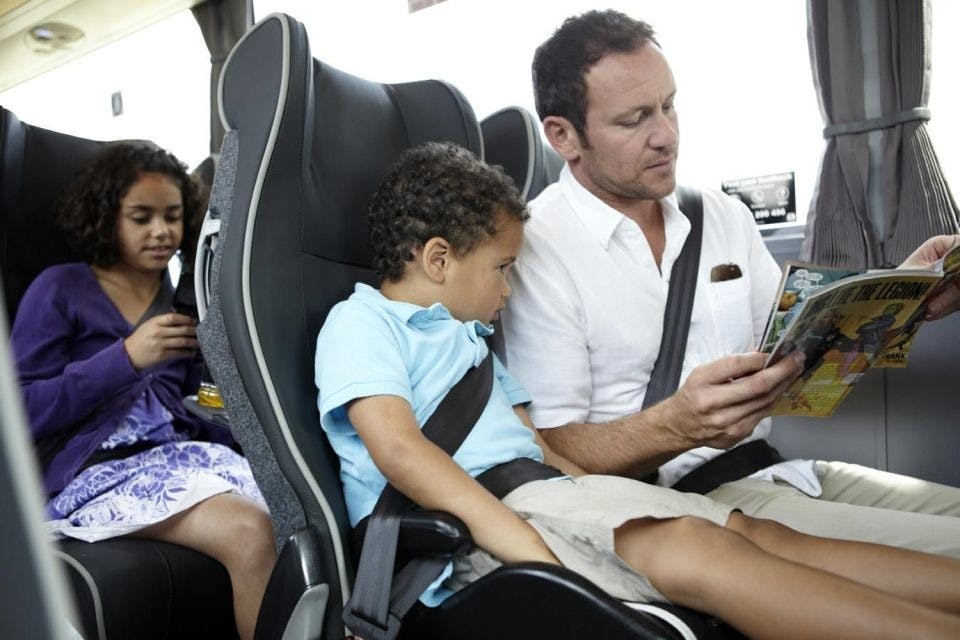 편안한 가죽 시트에 앉아 휴식을 취하며 라이딩을 즐기세요.