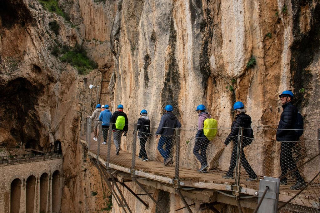 풋브리지와 오래된 철길,