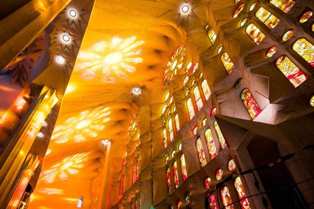 내부 스테인드글라스 반사