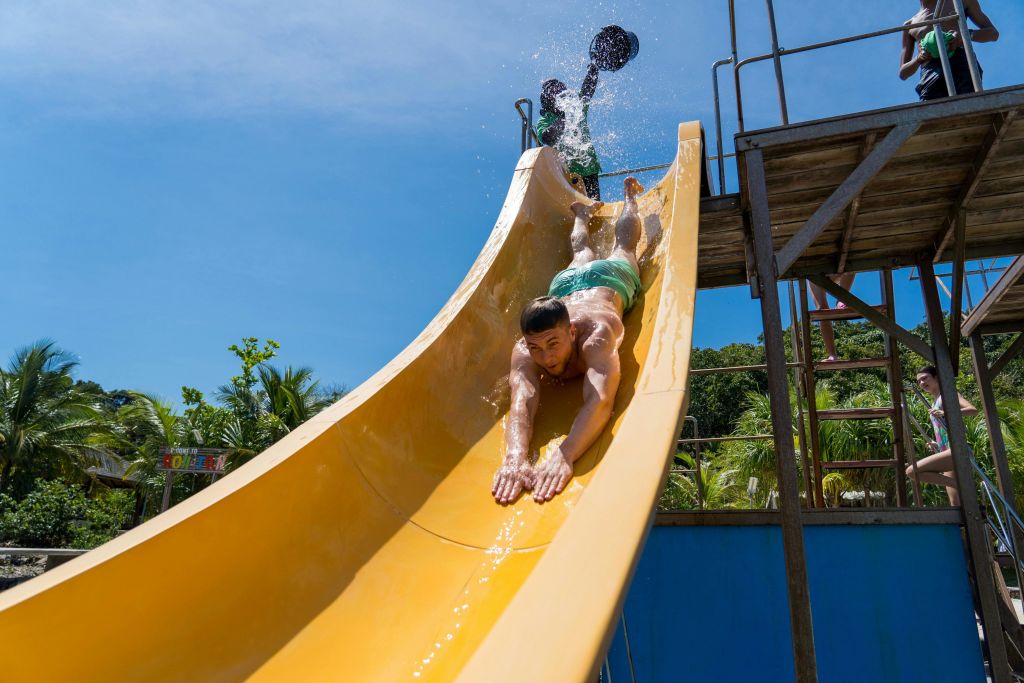 섬의 아름다운 해안선에서 R&R 받기