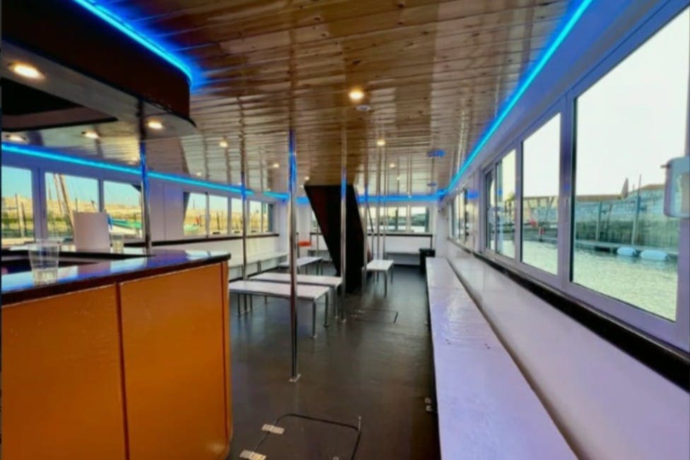 오픈 바의 내부