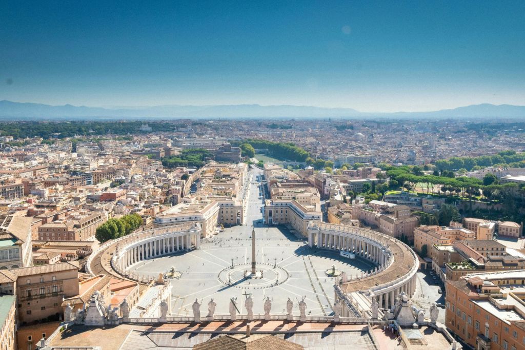 콜로네이드, 중앙 오벨리스크, 주변 도시 풍경이 있는 바티칸 시국의 성 베드로 광장 (St. Peter's Square) 의 공중 전망.