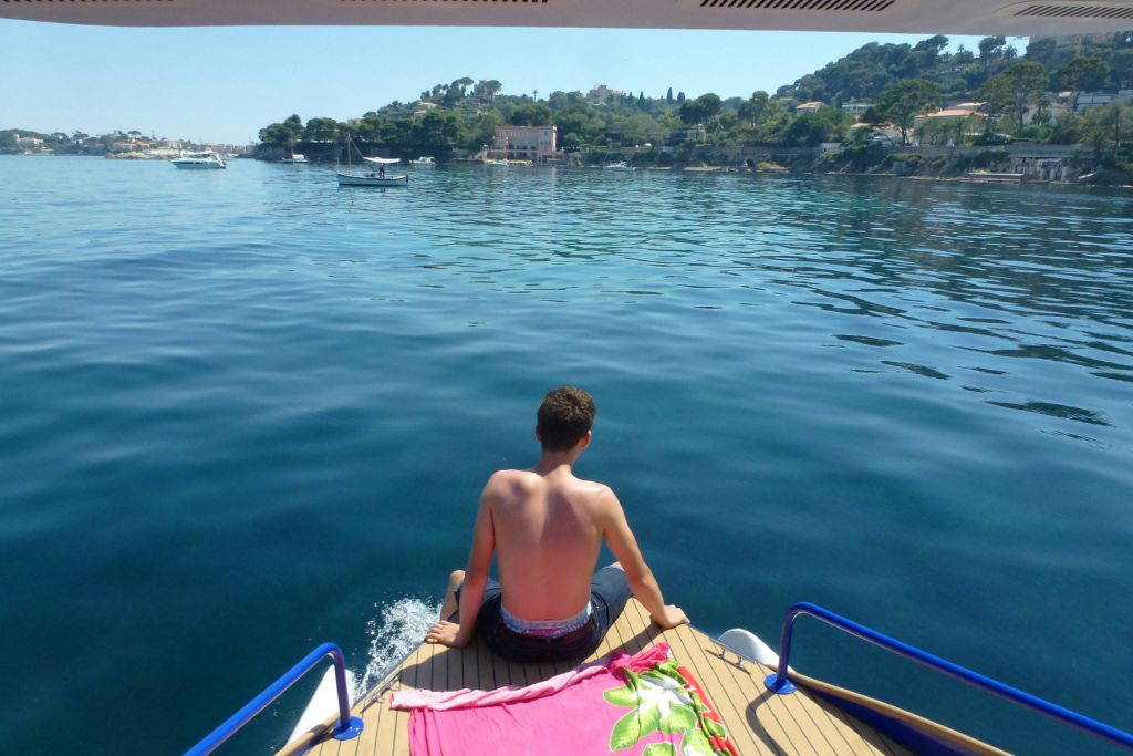 보트 앞에 앉아 물에 발을 담그는 것은 투어를 즐기기에 가장 좋은 장소 중 하나입니다.